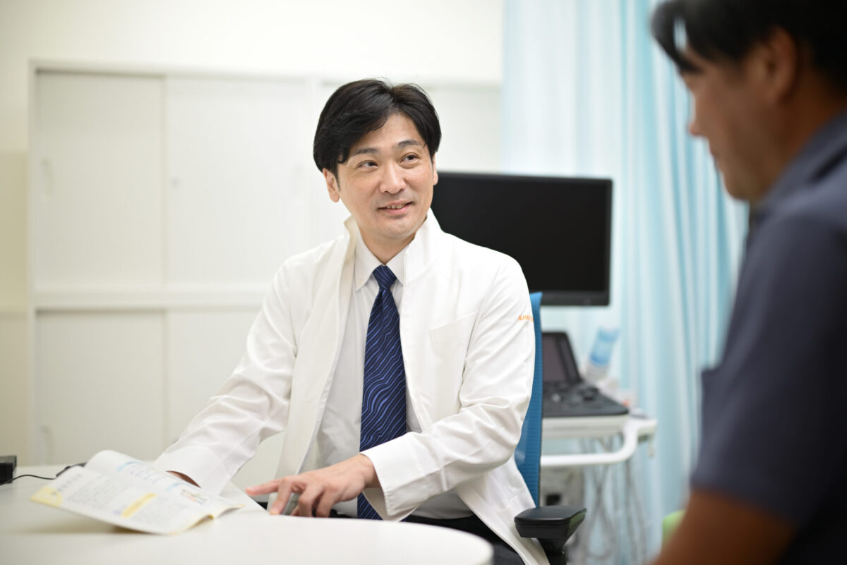 院長が診察をする様子